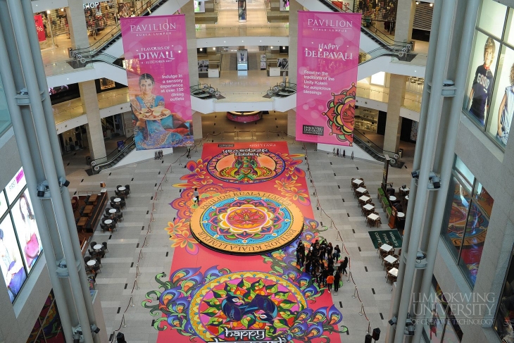 Limkokwing students wow shoppers at Pavilion with stunning Deepavali “Unity Kolam”_007