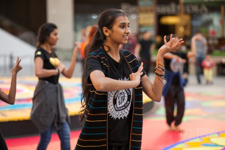 Limkokwing students wow shoppers at Pavilion with stunning Deepavali “Unity Kolam”_008