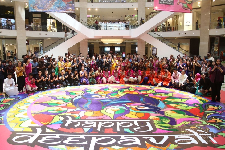 Limkokwing students wow shoppers at Pavilion with stunning Deepavali “Unity Kolam”_009