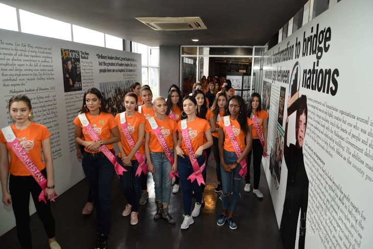 Miss Tourism International contestants visit Limkokwing UniversityIt’s beautiful when cultures mix_004