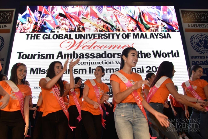 Miss Tourism International contestants visit Limkokwing UniversityIt’s beautiful when cultures mix_011