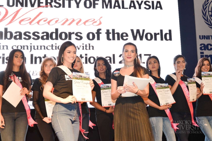 Miss Tourism International contestants visit Limkokwing UniversityIt’s beautiful when cultures mix_013