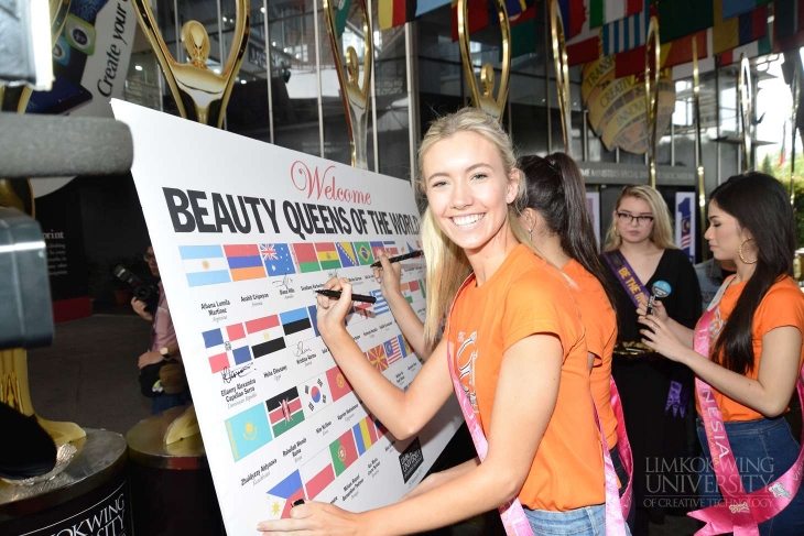 Miss Tourism International contestants visit Limkokwing UniversityIt’s beautiful when cultures mix_020