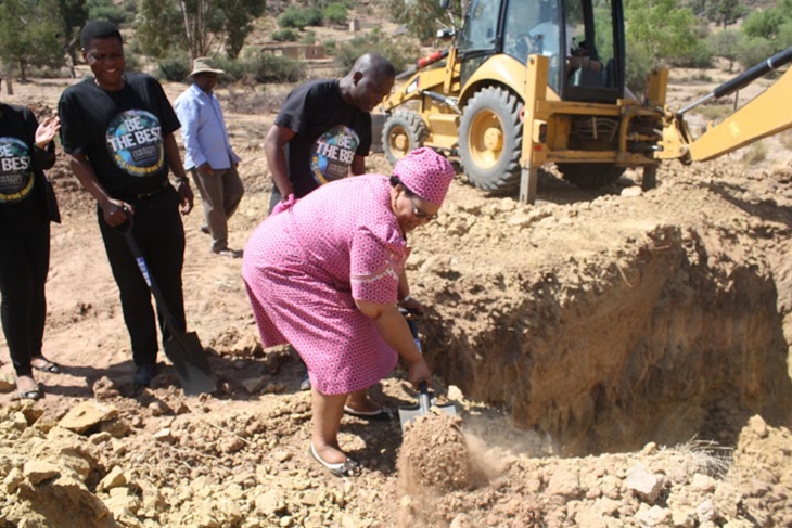 The Minister starting the ground breaking