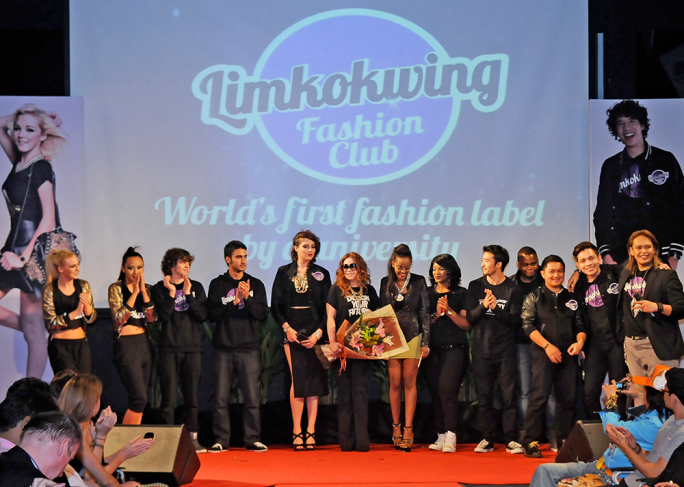 Limkokwing University Associate Vice President and Fashion Club Creative Director, Dato’ Tiffanee Marie Lim with the performers of the show.