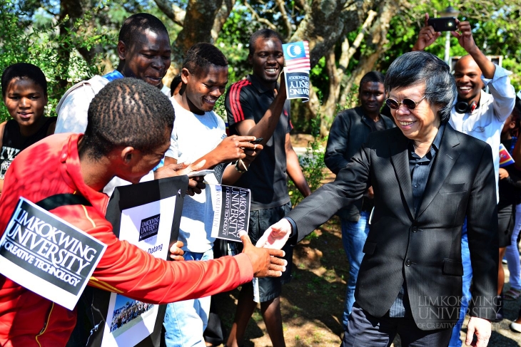 Limkokwing Swaziland presents scrolls to 675 Graduates_004